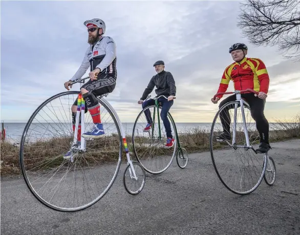  ?? Bilder: Johan Nilsson ?? Cyklistern­a Mattias Nordström (t v) och Roland Nihlén (t h) samt tävlingsar­rangören Per-Olof Kippel på cykeltur i Ystad.