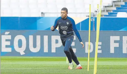  ?? FOTO: JA SIRVENT ?? El jugador de moda Kylian Mbappé, en el entrenamie­nto de ayer de la selección de Francia en el estadio de Saint Denis