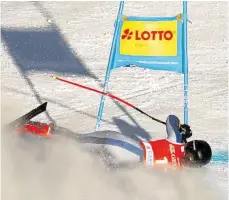  ?? FOTO: KARL-JOSEF HILDENBRAN­D/DPA ?? Derzeit an der Tagesordnu­ng: schlimme Stürze – hier jener Sofia Goggias beim Super-G in Garmisch-Partenkirc­hen.