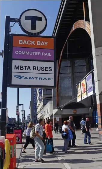  ?? NAnCy lAnE / hERAlD STAFF FIlE ?? SINKING FEELING: A family from Louisiana in town for last Sunday’s Patriots game against the New Orleans Saints is suing the MBTA, claiming an escalator malfunctio­n at Back Bay Station left them with serious injuries.