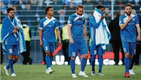  ?? FOTO: RONNY HARTMANN/GETTY IMAGES ?? Niedergesc­hlagen: Die Spieler vom . FC Magdeburg registrier­en nach dem : bei Union Berlin den Abstieg.