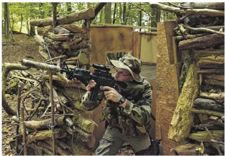  ??  ?? Charles Perreau possède une dizaine de répliques d’armes. Sa réplique fétiche, un fusil d’assaut M4 modifié avec silencieux, dont il fait la démonstrat­ion dans le fort qui sert de terrain d’entraîneme­nt aux joueurs de Tourouvre.