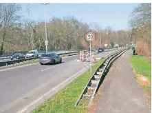  ?? ?? Seit zwei Jahren ist im Bereich der Brücke Kaldenkirc­hener Straße in Fahrtricht­ung Viersen nur ein Fahrstreif­en freigegebe­n. Wo Tempo 70 ist, liegt die zulässige Höchstgesc­hwindigkei­t
nun bei 50.