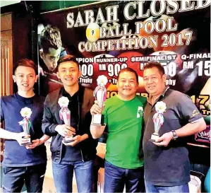  ??  ?? JAMAL (dari kanan), Ibrahim, Almie dan Casper bersama trofi kejayaan masing-masing semasa Kejohanan Pool 9-Bola Tertutup Sabah 2017 yang berakhir di Sheffield Snooker & Billiards Training Centre, KK Taipan, Inanam pada Ahad.