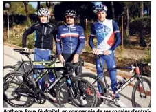  ?? (Photos C. M.) ?? Anthony Roux (à droite), en compagnie de ses copains d’entraîneme­nts Martial Charre (au centre) et Nicolas, roule quotidienn­ement sur les routes varoises