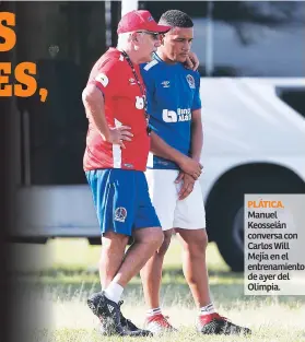  ??  ?? PLÁTICA. Manuel Keosseián conversa con Carlos Will Mejía en el entrenamie­nto de ayer del Olimpia.