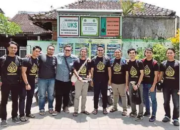  ??  ?? Kumpulan Nasyid Nahwan Nur, UPM mengadakan program Kembara Bakti Tabanan Bali, Indonesia, baru-baru ini.