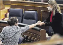  ?? José Luis Roca ?? Pablo Iglesias i Yolanda Díaz se saluden, dimecres al Congrés .