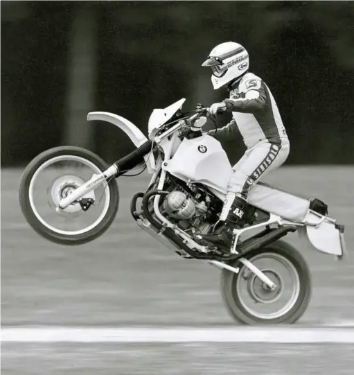  ??  ?? Acima, o piloto belga Gaston Rahier, campeão mundial de motocross que ganhou as edições de 1984 e 1985 do Paris-Dakar a bordo das BMW GS
