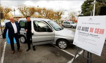  ??  ?? James Mathé et David Lisnard devant le premier véhicule mis à dispositio­n par les Autos du coeur, un Berlingo Citroën. (Photo Patrice Lapoirie)