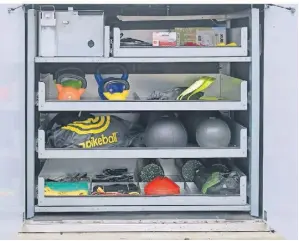  ?? FOTO: RÜDIGER BECHHAUS ?? In Kamp-lintfort und Wesel gibt es Sportboxen, aus denen verschiede­ne Sportgerät­e ausgeliehe­n werden können.