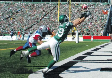  ?? MICHAEL BELL ?? Chris Getzlaf, who announced his retirement from the CFL on Thursday, makes a spectacula­r touchdown catch for the Roughrider­s.