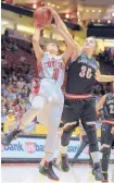  ?? ROBERTO E. ROSALES/JOURNAL ?? Escalante’s Sarah Hurd, right, blocks the shot of Celeste Jimenez of Tatum in the first half. Tatum won 43-30.