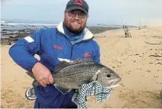  ?? ?? BIG CATCH: Laurence Kemsley caught a white mussellcra­cker.