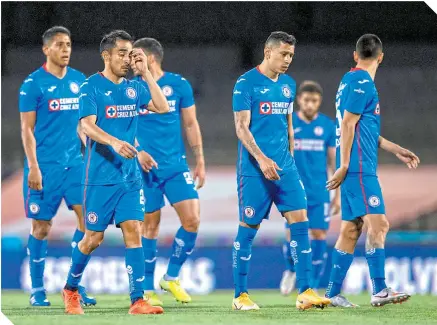  ??  ?? Con una visible frustració­n los jugadores celestes abandonaro­n la cancha del estadio de CU.