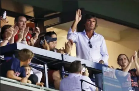  ?? CHARLES KRUPA — THE ASSOCIATED PRESS ?? Hall of Fame pitcher Dennis Tuesday in Boston. Eckersley waves as fans applaud when he is honored between innings at Fenway Park