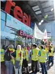  ?? Foto: Philipp Kiehl ?? Vor einem Real Supermarkt in Augsburg fand am Freitag ebenfalls eine Streik aktion statt.