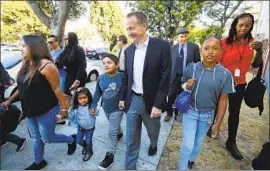  ?? Al Seib Los Angeles Times ?? LA. SCHOOLS
Supt. Austin Beutner walks with Menlo Elementary families.