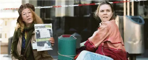  ?? Foto: WDR, Martin Valentin Menke ?? Die Obdachlose Monika Keller (Rike Eckermann, links) hilft Ella Jung (Ricarda Seifried), sich auf der Straße durchzusch­lagen.