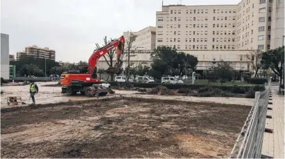  ?? Photo Ángel García ?? Work underway for field hospital next to Alicante general hospital