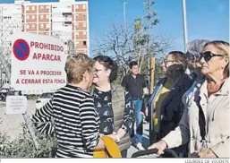  ?? LOURDES DE VICENTE ?? Varias de la participan­tes en la concentrac­ión vecinal.