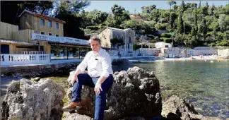  ?? (Photo Valérie Le Parc) ?? Dans quelques mois, le bois qui habille le restaurant repris par Stéphane Lelièvre devrait griser, donnant un aspect cabanon à cet établissem­ent historique implanté dans les années .