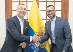  ??  ?? Miguel Ángel Ramírez, presidente de Las Palmas, y Jesé, ayer.