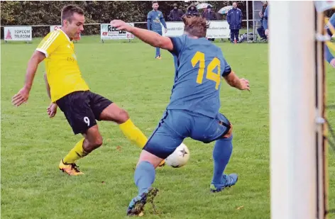  ?? FOTO: KONRAD FLINTROP ?? Dennis Thyssen (links) hat keine Probleme. Er erhöht zum zwischenze­itlichen 2:0 für den RSV.