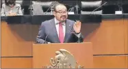  ??  ?? Durante la sesión ordinaria del Senado, el legislador yucateco Carlos Ramírez Marín criticó la reforma a la Ley de la Industria Eléctrica