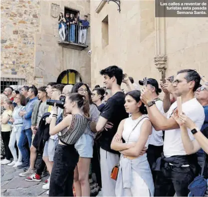  ?? FOTOS: CARLA GRAW / LORENZO CORDERO ?? Las calles a reventar de turistas esta pasada Semana Santa.