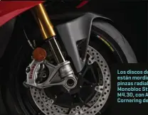  ??  ?? Los discos de 320 mm están mordidos por pinzas radiales Brembo Monobloc Stylema M4.30, con ABS ABSO Cornering de Bosch.