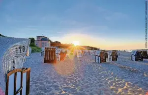  ??  ?? Der Strand vom Bansin hat wie in vielen Seebädern auf Usedom feinkörnig­en, weißen Sand zu bieten.