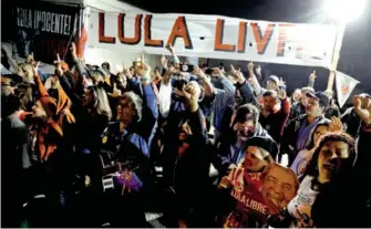  ?? /REUTERS ?? meses de estar en prisión, el expresiden­te Lula da Silva sigue recibiendo el apoyo en las calles de las principale­s ciudades brasileñas