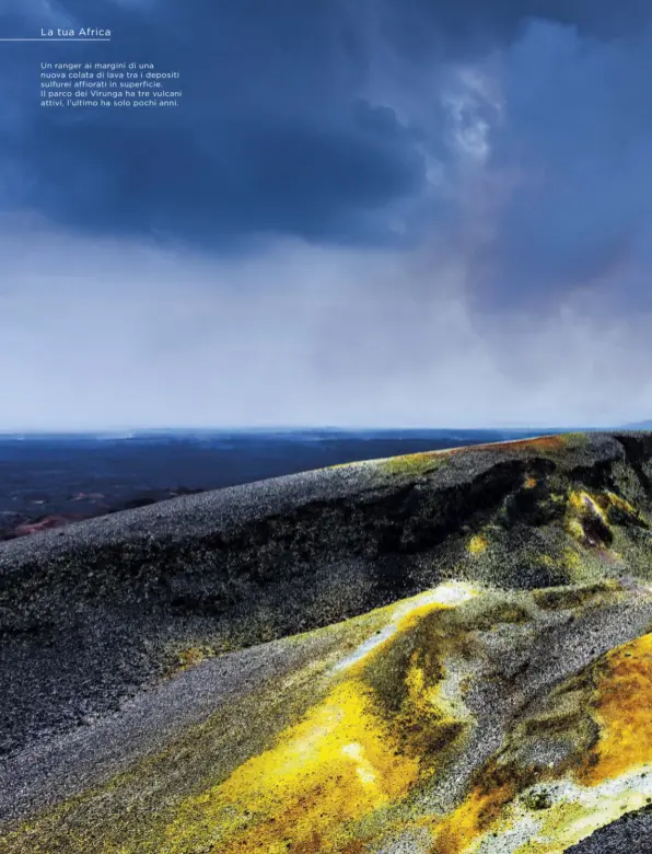  ??  ?? Un ranger ai margini di una nuova colata di lava tra i depositi sulfurei affiorati in superficie. Il parco dei Virunga ha tre vulcani attivi, l’ultimo ha solo pochi anni.