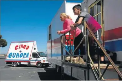  ??  ?? Al fondo, furgoneta con el cartel anunciador del Circo Europa.
