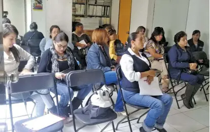  ??  ?? Las mujeres acuden a capacitaci­ones para saber realizar sus propios negocios.