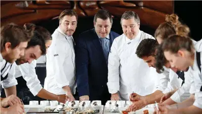  ?? ?? Los hermanos Jordi, Josep y Joan Roca, dueños de El Celler de Can Roca, con su equipo.