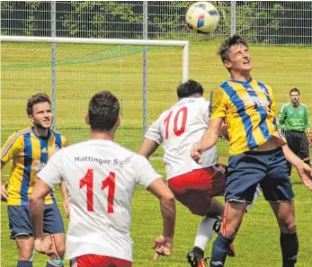  ?? FOTO: ROLAND HABEL ?? Der Hattinger SV stemmte sich mit allen Mitteln gegen den SV Allensbach und brachte den knappen 1:0-Vorsprung über die Zeit.