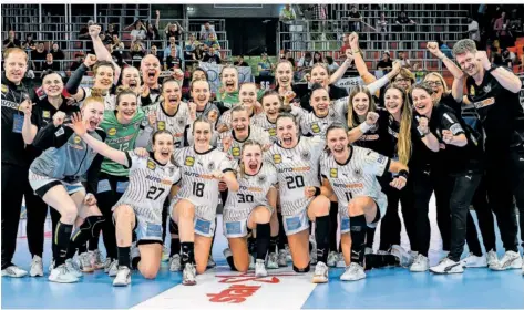  ?? FOTO: WOLF/DPA ?? Was für ein Jubel: Die deutschen Handballer­innen um Bundestrai­ner Markus Gaugisch (rechts) qualifizie­rten sich bei dem Turnier in Neu-Ulm für die Olympische­n Spiele im Sommer in Paris – und das nach starken Leistungen auch vollkommen zu Recht.