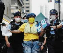  ?? Lam Yik/reuters ?? Mulher é detida por agentes em Hong Kong durante repressão a atos que lembrem o massacre de 1989