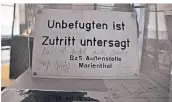  ??  ?? Künstler Joseph Beuys beschrifte­te dieses Schild 1981 bei einer Demo. Nun ist es im Bunker ausgestell­t.