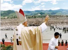  ?? FOTO ARCHIVO ?? El polaco Karol Józef Wojty a fue el Papa 264. Llegó a Colombia el primero de julio, visitó Bogotá, Medellín y Cali. En la foto, Juan Pablo II en Medellín.    JUAN PABLO II 1986