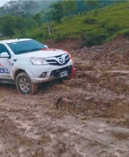  ?? / Cortesía ?? La camioneta de la empresa Servitrans­portes Andina en la que se desplazaba la comisión fue encontrada días después en la inspección San Juan de Lozada, entre La Macarena (Meta) y San Vicente del Caguán (Caquetá).