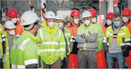  ?? MIGUEL ÁNGEL GONZÁLEZ ?? Trabajador­es de la cementera de Holcim en Jerez durante las concentrac­iones diarias a las puertas de la fábrica en protesta por el ERE.