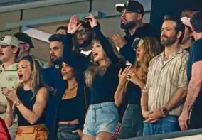  ?? ELSA/GETTY IMAGES ?? Pop star Taylor Swift was joined by friends/actors Blake Lively (second from right) and Ryan Reynolds (right) for Chiefs-Jets.