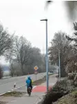  ?? Foto: Andreas Lode ?? Der Geh- und Radweg an der alten B 2 verfügt über eine moderne Technik, die noch nicht funktionie­rt.