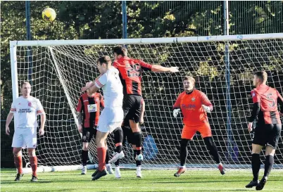  ??  ?? On the rise
Johnstone Burgh attack a free-kick