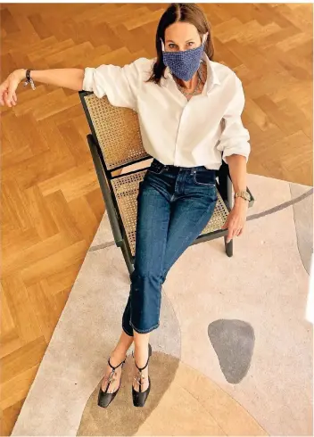  ??  ?? Für die Fotos auf dieser Seite haben wir Prominente um Masken-Selfies gebeten. Hier sieht man Annette Weber, Unternehme­rin und Ex-Chefredakt­eurin der deutschen „Instyle“.