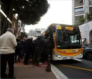  ?? ?? Un bus électrique supplément­aire sera mis en service en 2024 entre Nice et Menton.