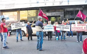  ?? ?? Miembros de Paraguay Pyahura escracharo­n al ministro de Educación por “ayuno intermiten­te”.